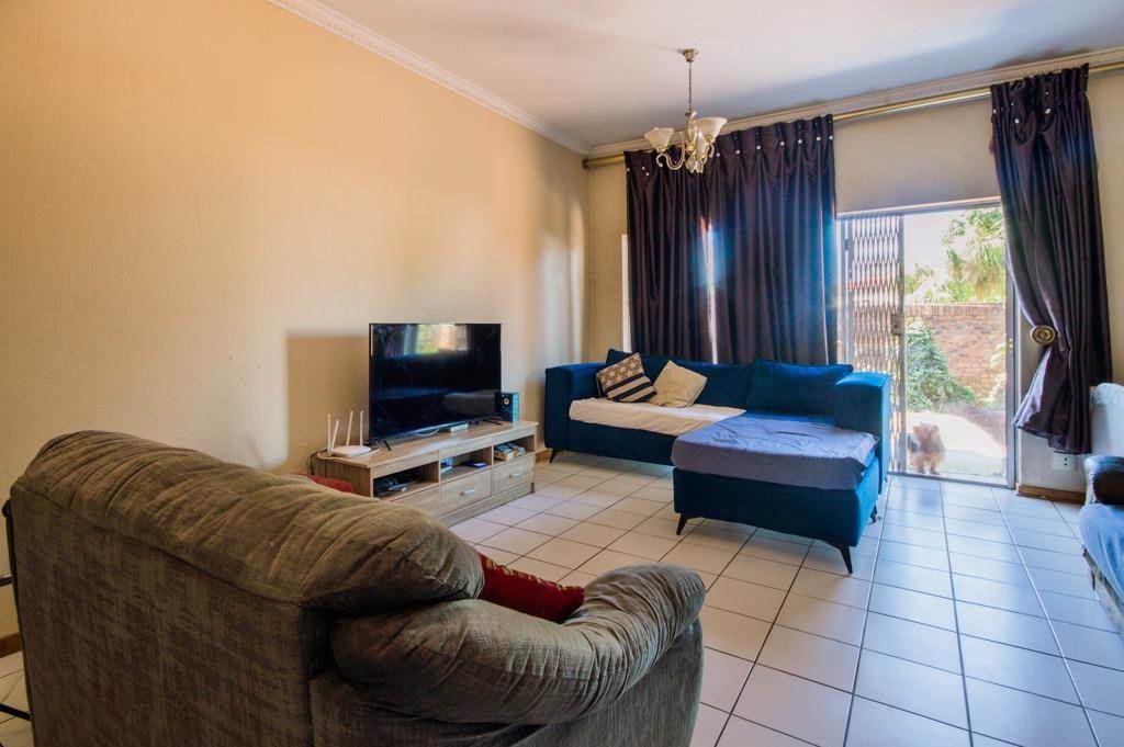 3 Bed Apartment in Corlett Gardens photo number 10