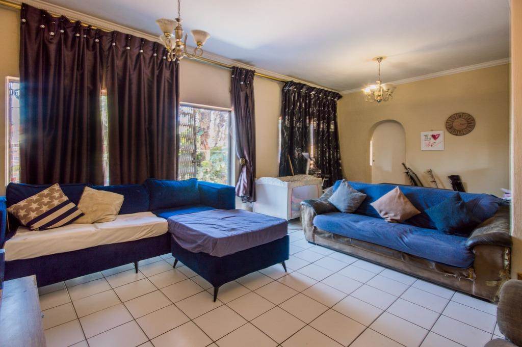 3 Bed Apartment in Corlett Gardens photo number 9