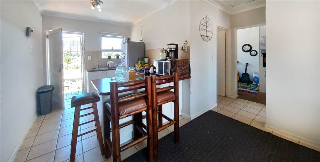 2 Bed Apartment in Somerset West Central photo number 10