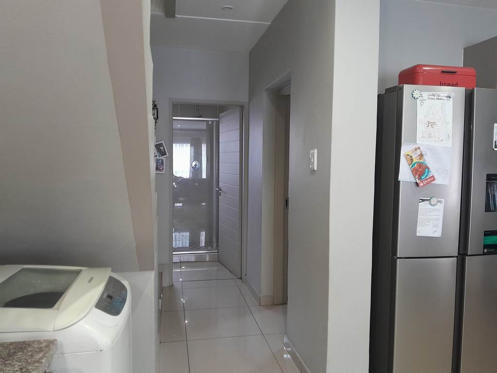 3 Bed Townhouse in Jackaroo Park photo number 8