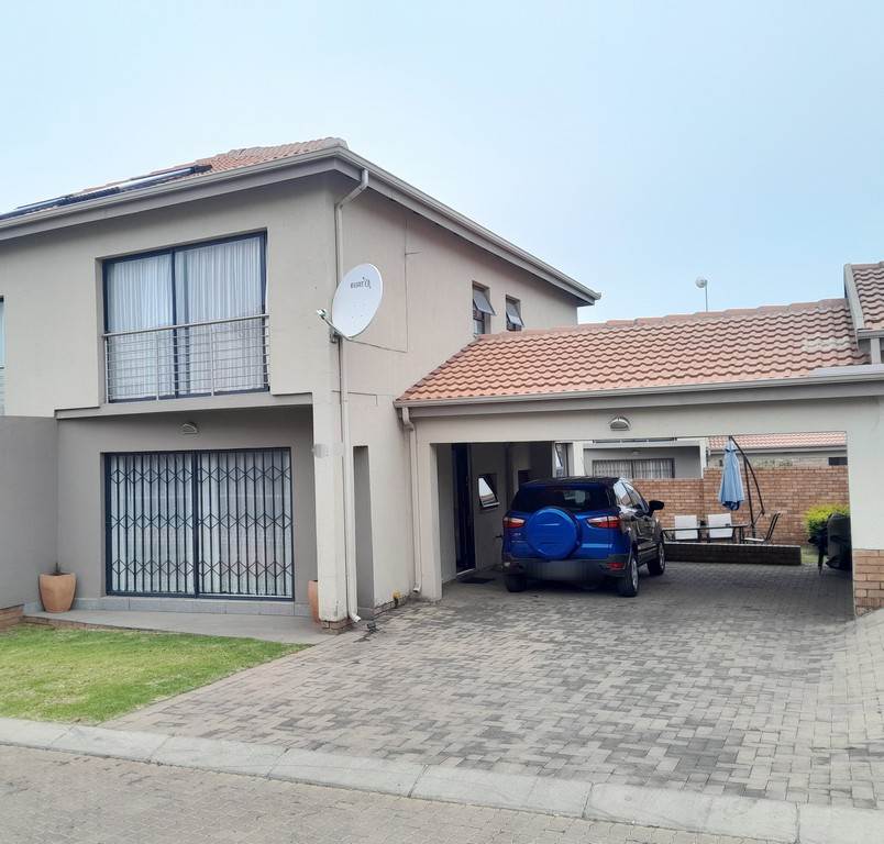 3 Bed Townhouse in Jackaroo Park photo number 1