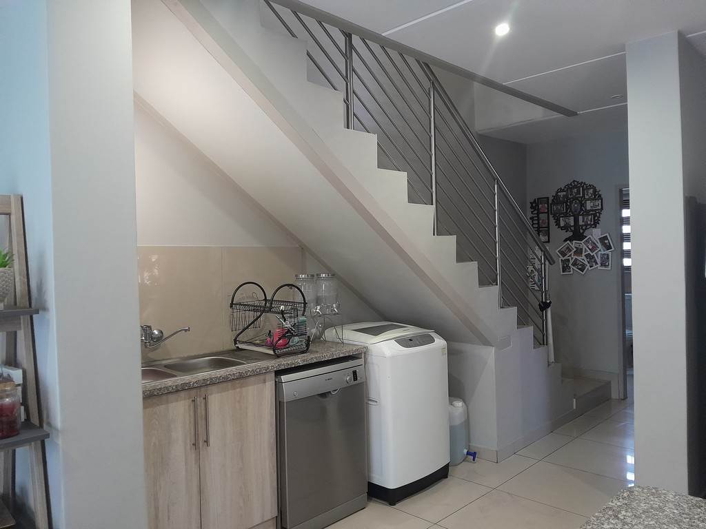 3 Bed Townhouse in Jackaroo Park photo number 7