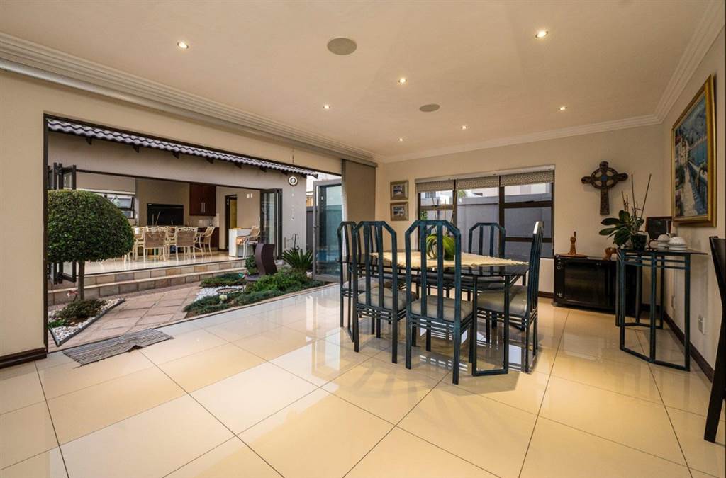 4 Bed House in Johannesburg Central and CBD photo number 10