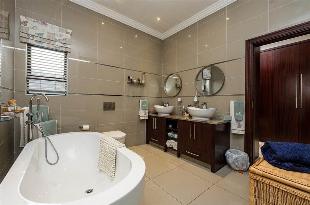 4 Bed House in Johannesburg Central and CBD photo number 25