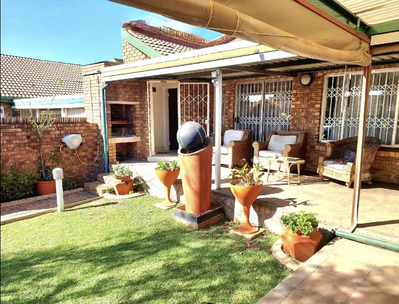 3 Bed Townhouse in Glen Marais photo number 12