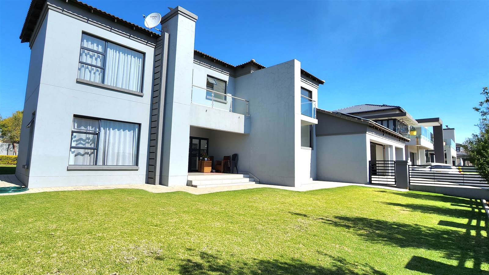 4 Bed House in Blue Valley Golf Estate photo number 2