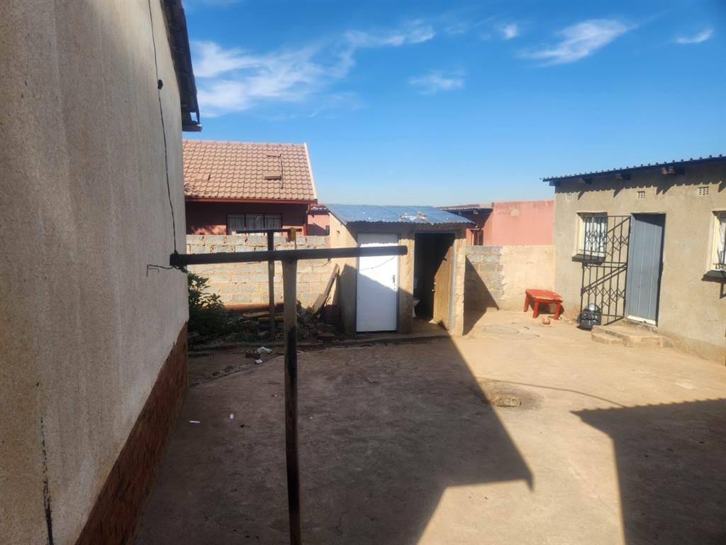 7 Bed House in Isiphetweni photo number 16