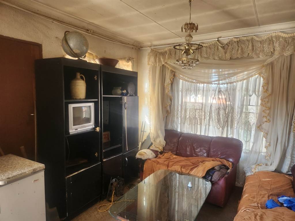 7 Bed House in Isiphetweni photo number 4