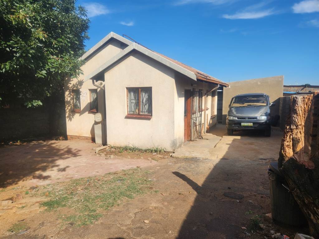7 Bed House in Isiphetweni photo number 1
