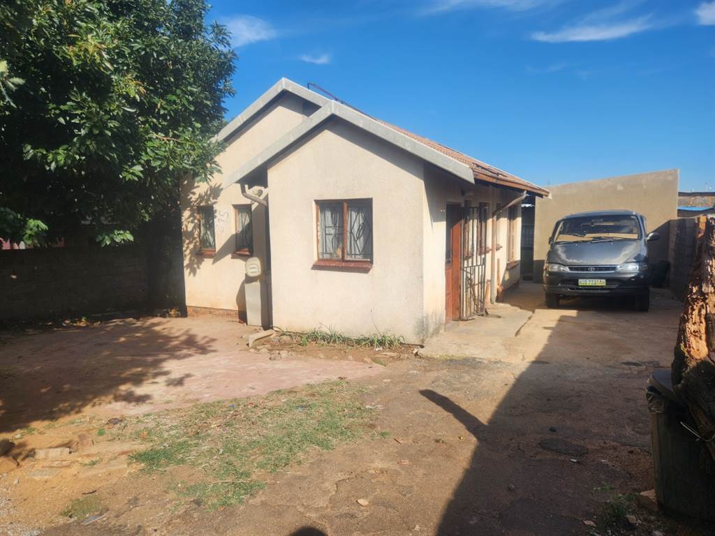 7 Bed House in Isiphetweni photo number 10