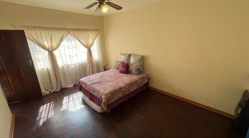 2 Bed Apartment in Rosettenville photo number 18