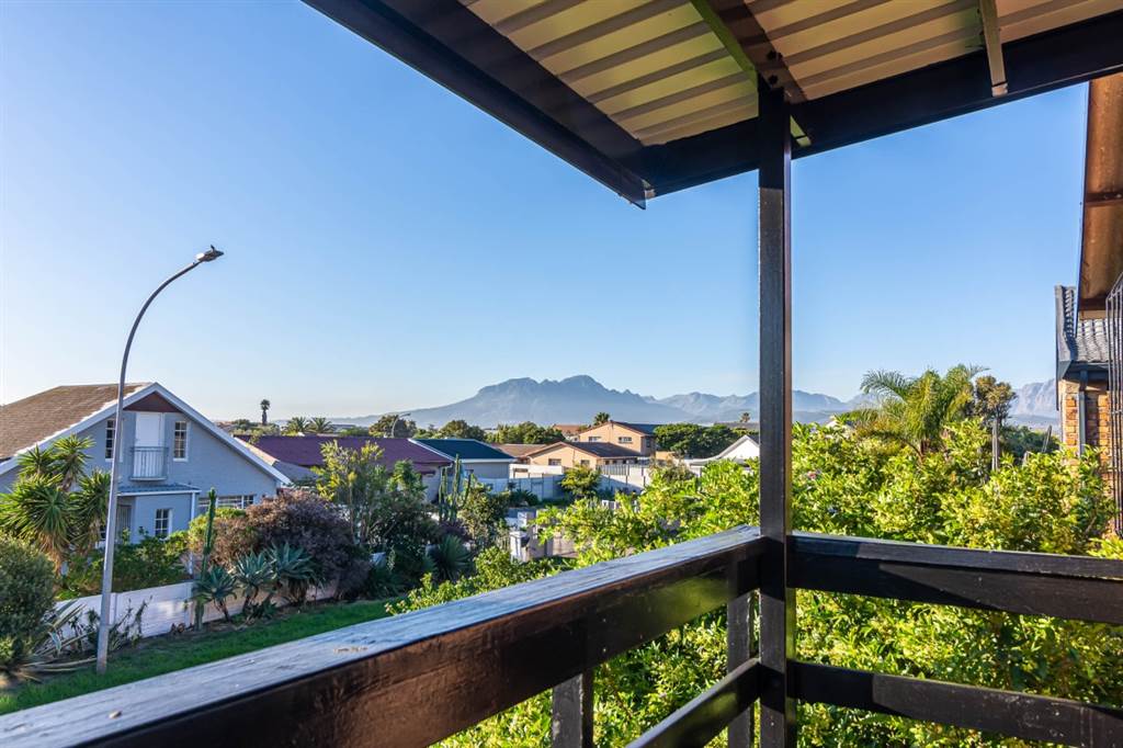 5 Bed House in Gordons Bay Central photo number 5