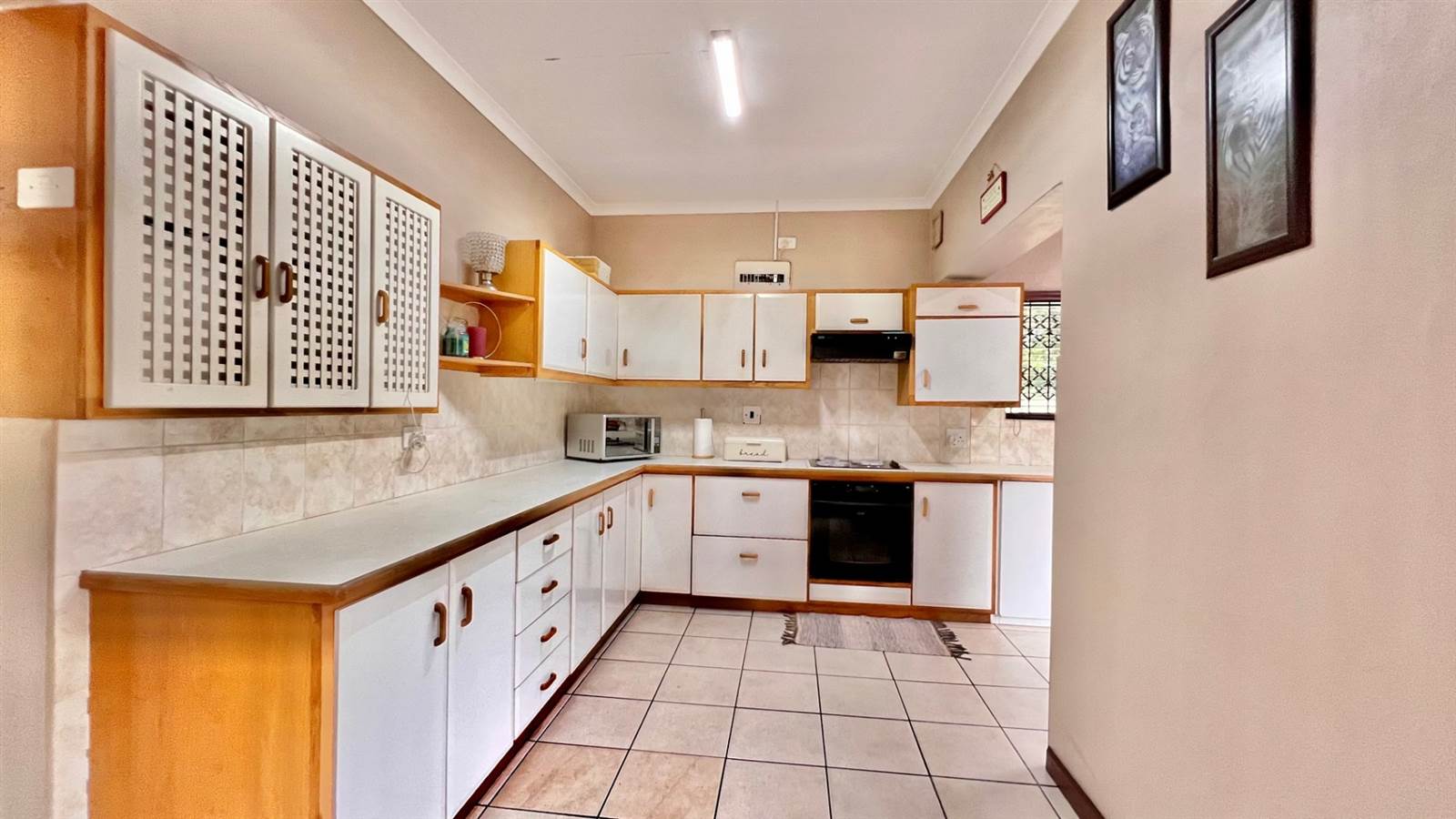 3 Bed House in Umtentweni photo number 8