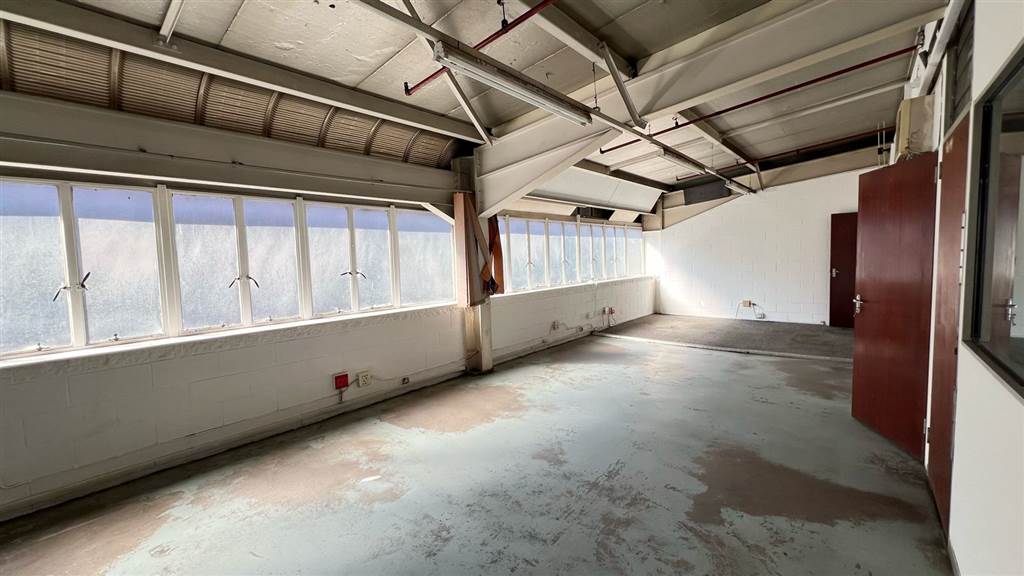 369  m² Industrial space in Selby photo number 11