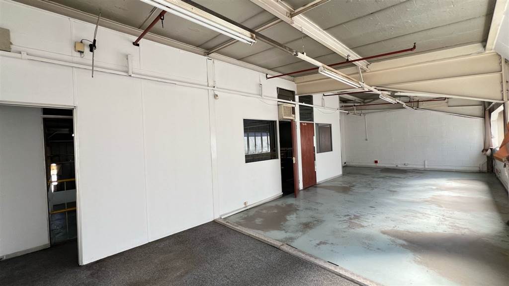 369  m² Industrial space in Selby photo number 9