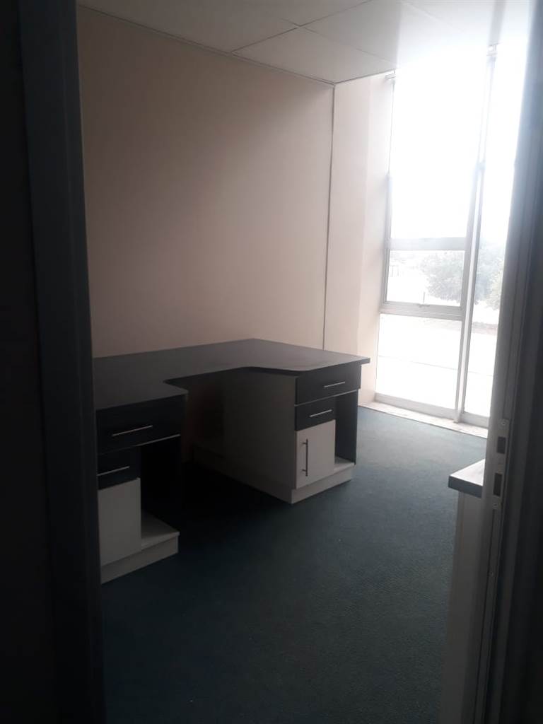 18  m² Office Space in Witbank photo number 3