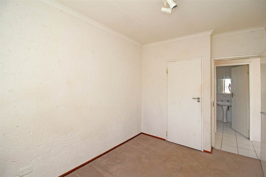 1 Bed Apartment in Observatory photo number 12