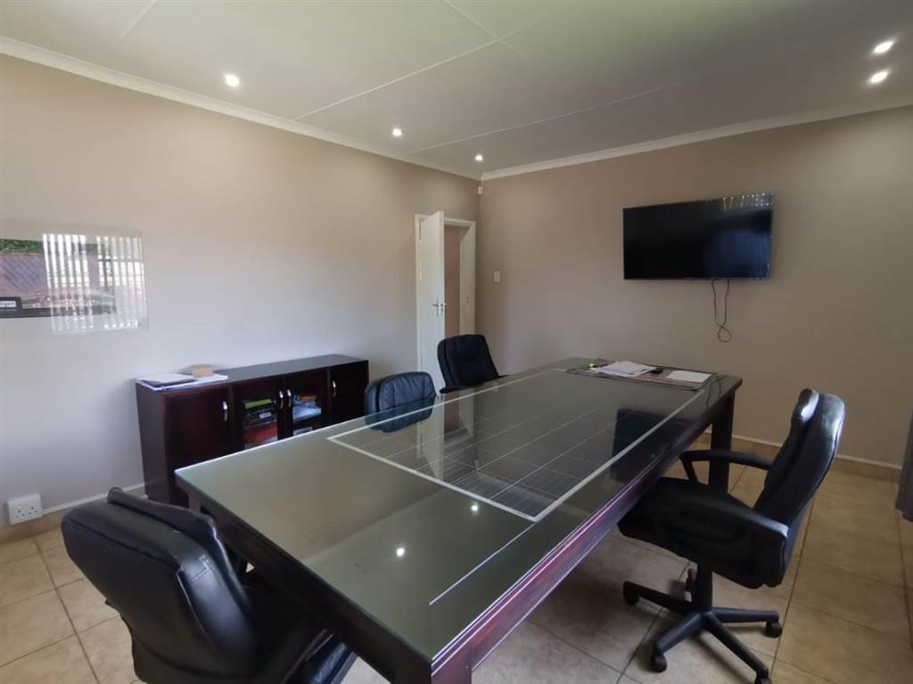 210  m² Office Space in George South photo number 8