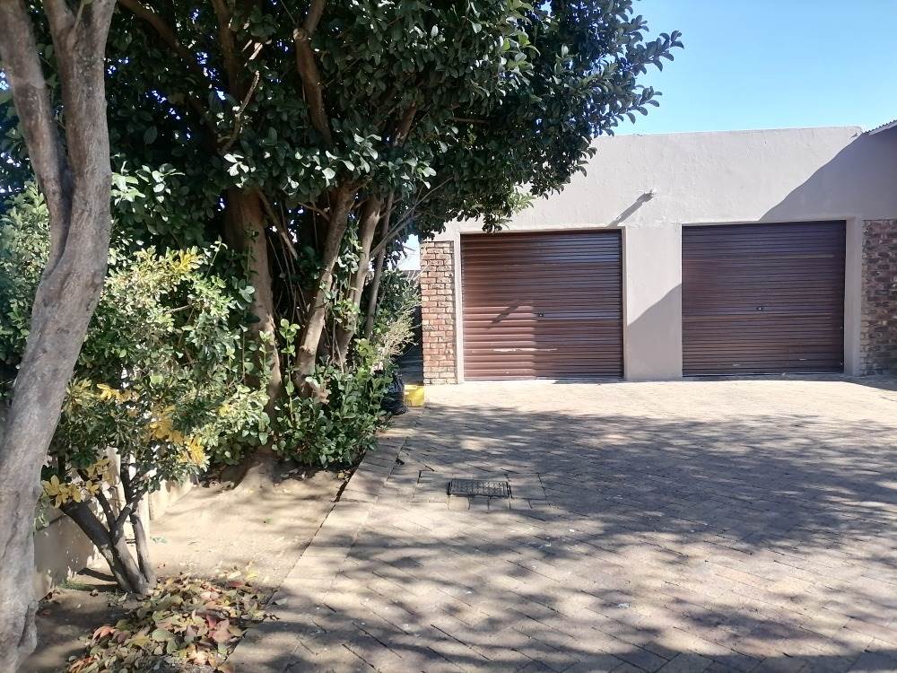 4 Bed House in Potchefstroom Central photo number 2