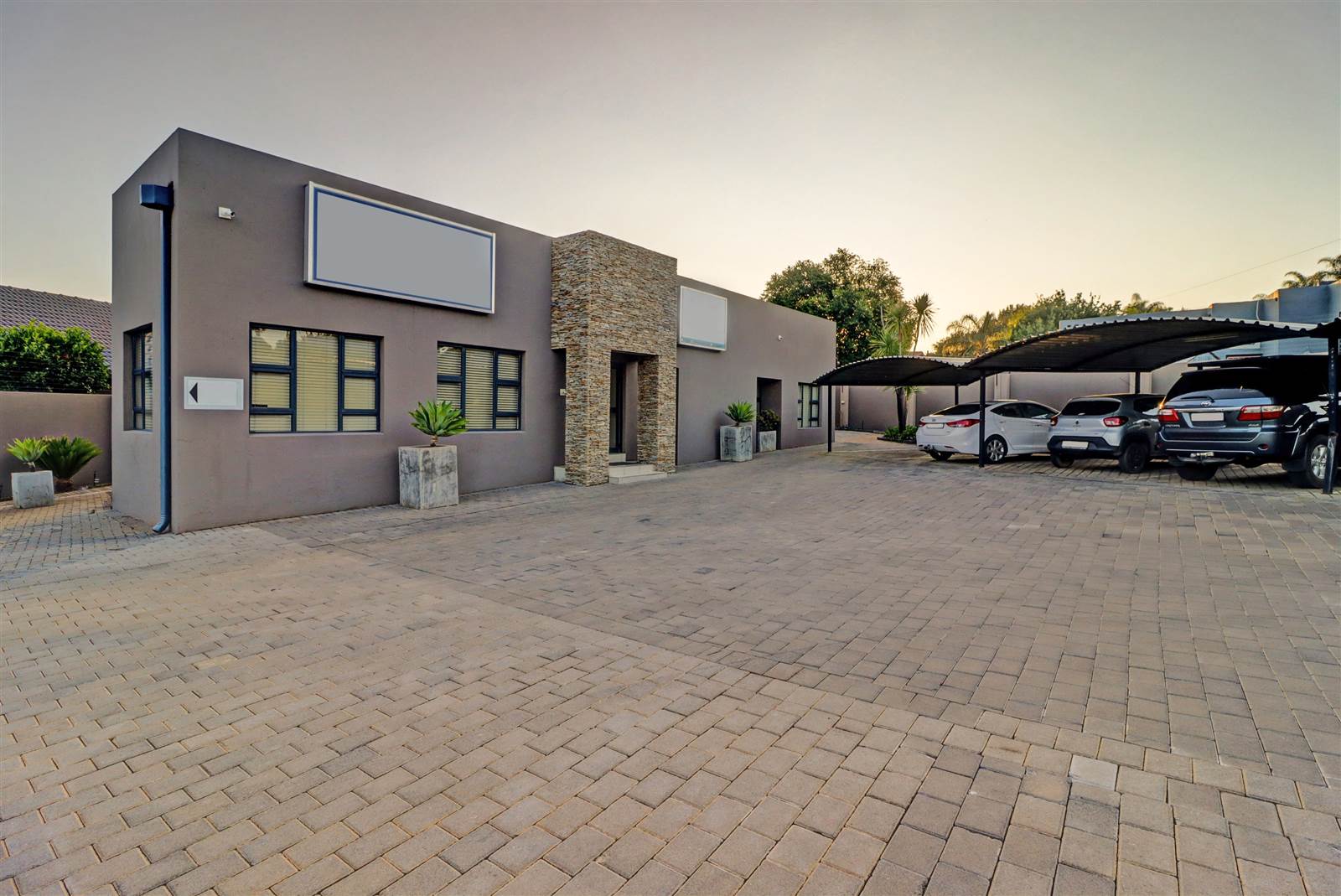 432  m² Commercial space in Garsfontein photo number 2