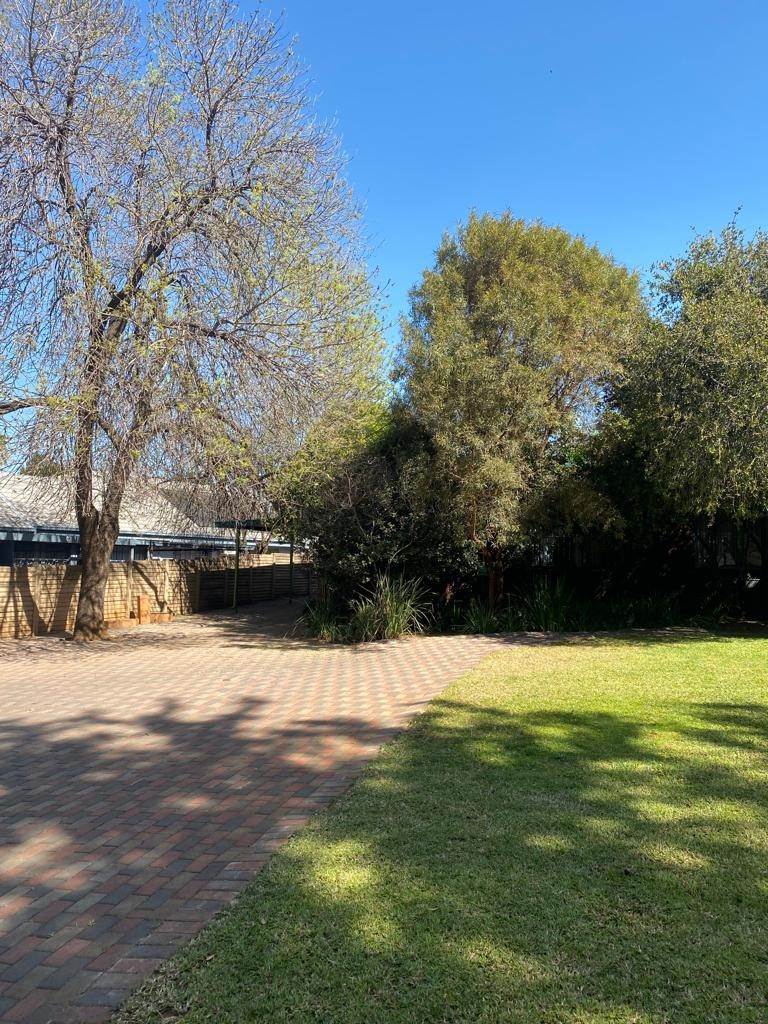 240  m² Commercial space in Garsfontein photo number 18