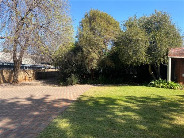 240  m² Commercial space in Garsfontein