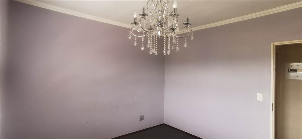 2 Bed Flat in Wilro Park photo number 2