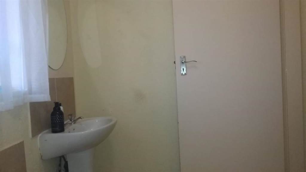 2 Bed Townhouse in Olievenhoutbosch photo number 7