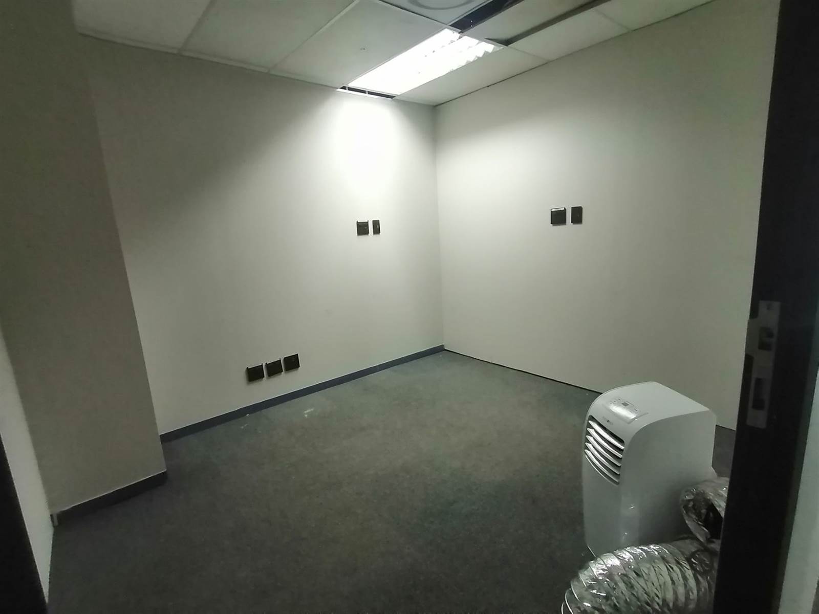 150  m² Office Space in Die Hoewes photo number 8