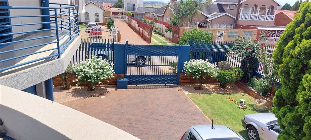 6 Bed House in Lenasia South photo number 29