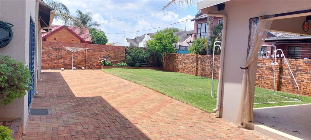 6 Bed House in Lenasia South photo number 15