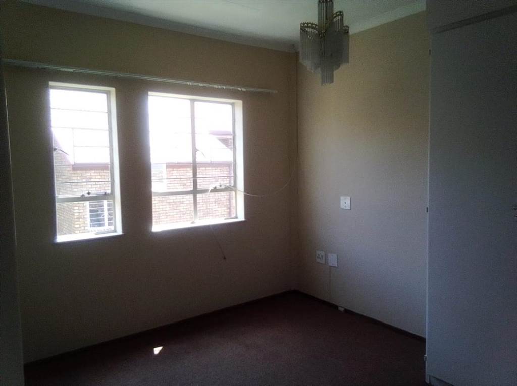 2 Bed Flat in Lynnwood photo number 3