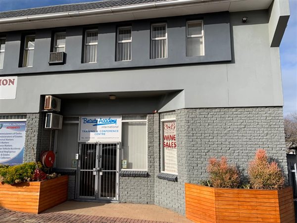 828  m² Commercial space