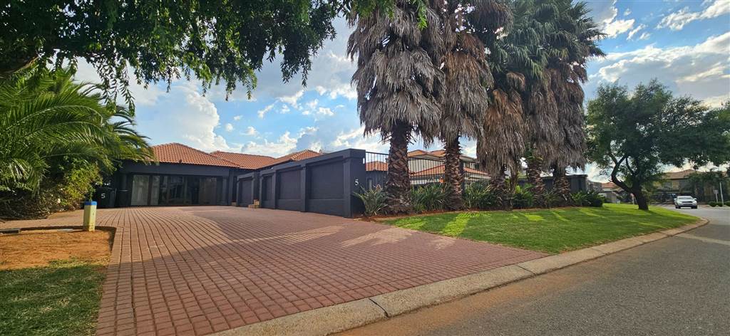 3 Bed House in Helderwyk Estate photo number 2