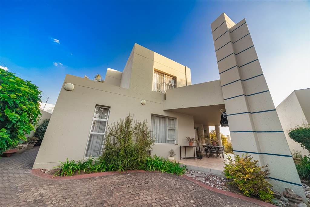 3 Bed House for sale in Sunninghill T4699829 Private Property