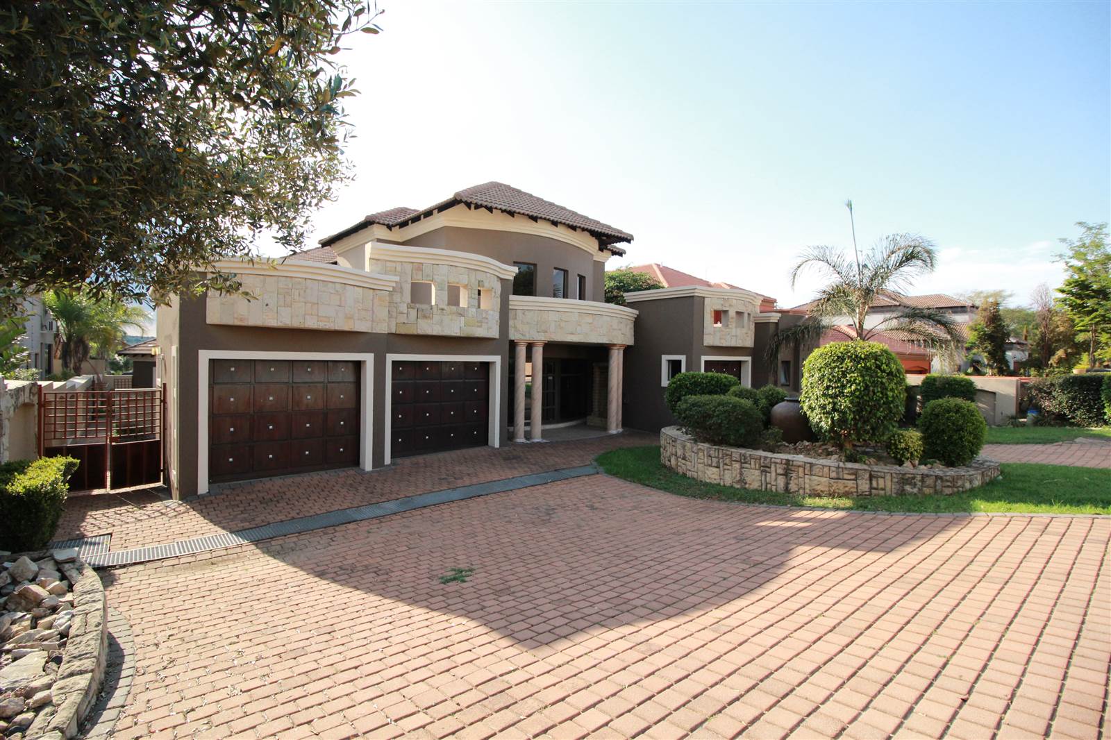 4 Bed House in Blue Valley Golf Estate photo number 3