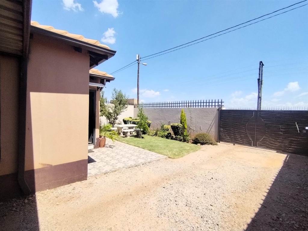 3 Bed House in Protea Glen photo number 20