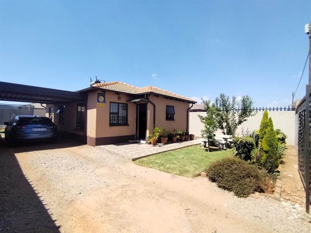 3 Bed House in Protea Glen photo number 3