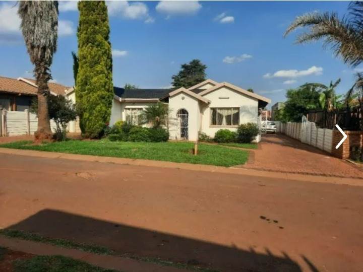 3 Bed House in Lenasia South photo number 1