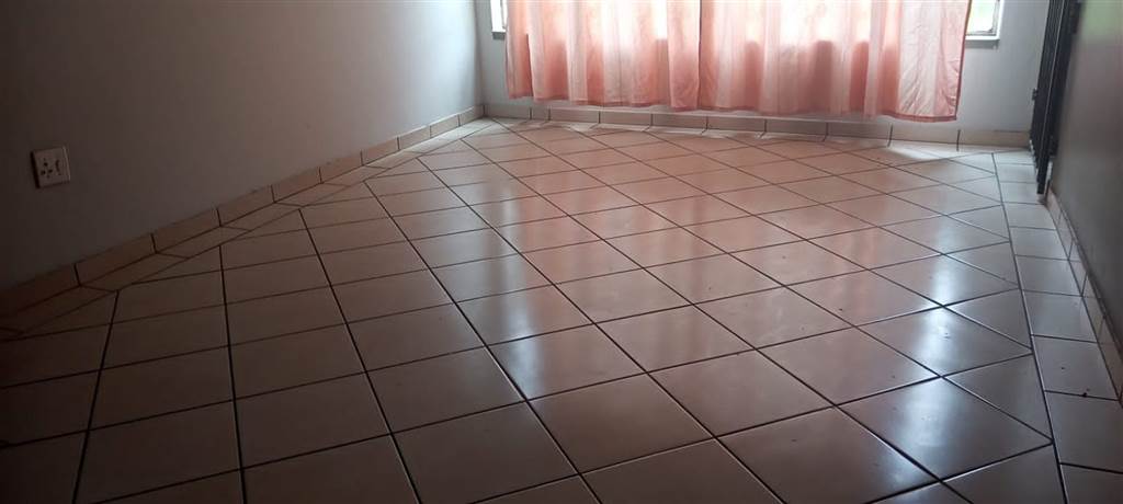 2 Bed Apartment in Vereeniging Central photo number 4