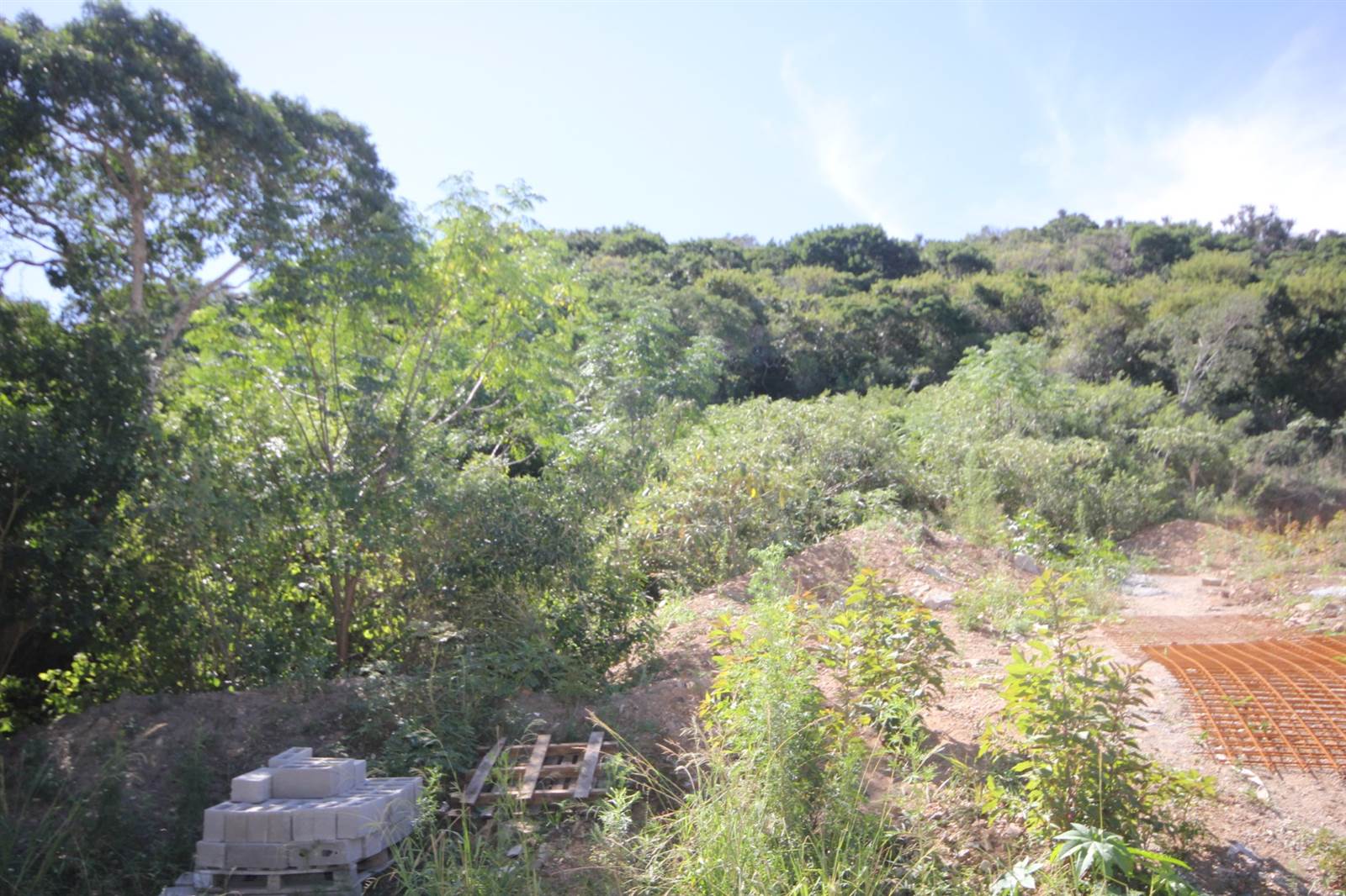 749 m² Land available in Beacon Bay photo number 2