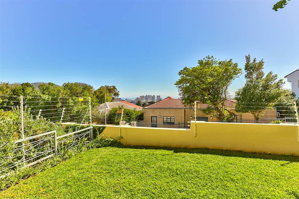 1 Bed Apartment in Vredehoek photo number 7