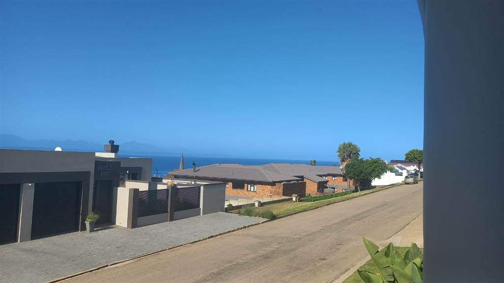3 Bed House in Mossel Bay Central photo number 3