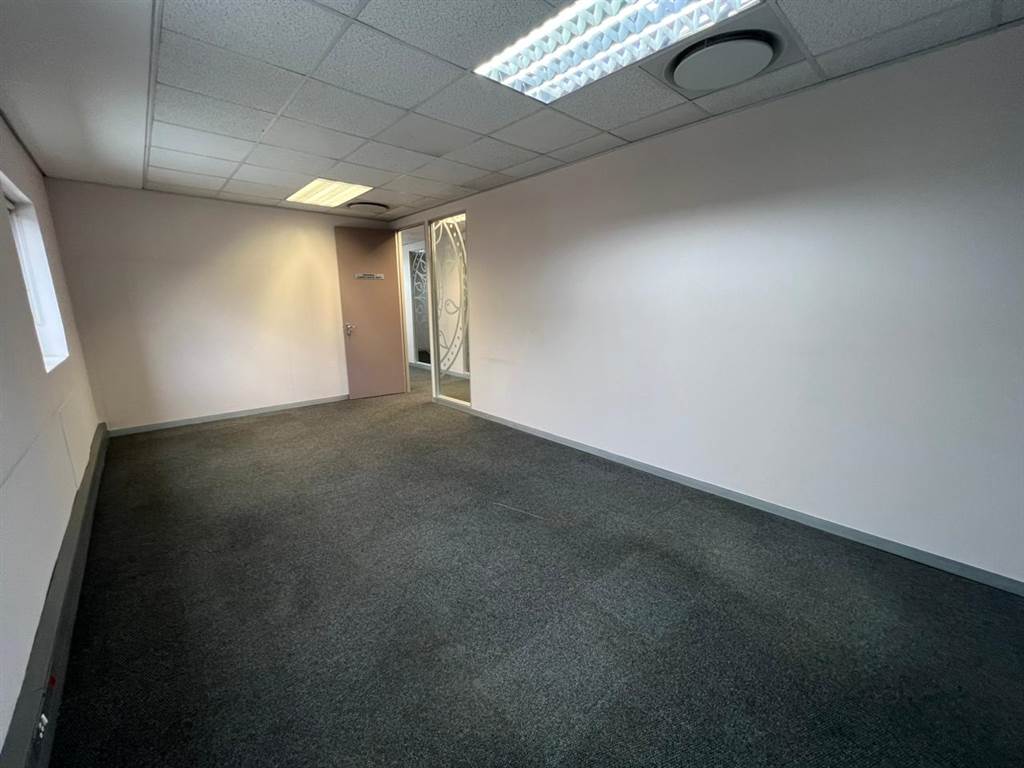250  m² Commercial space in Strubens Valley photo number 16