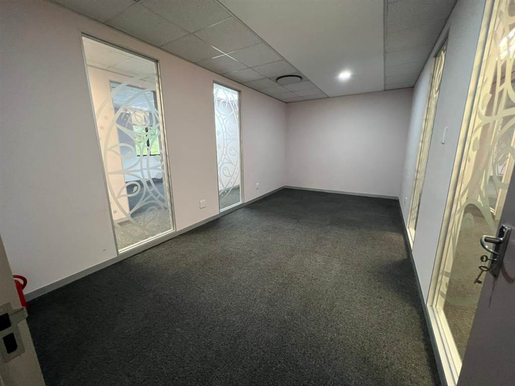 250  m² Commercial space in Strubens Valley photo number 11