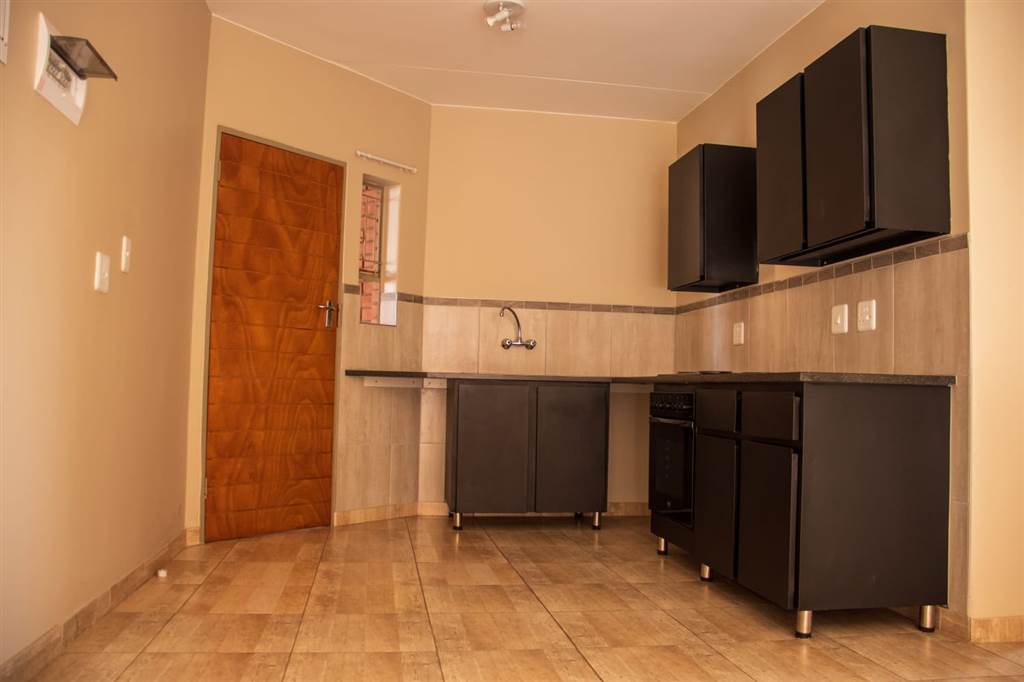 2 Bed Apartment in Eloffsdal photo number 5