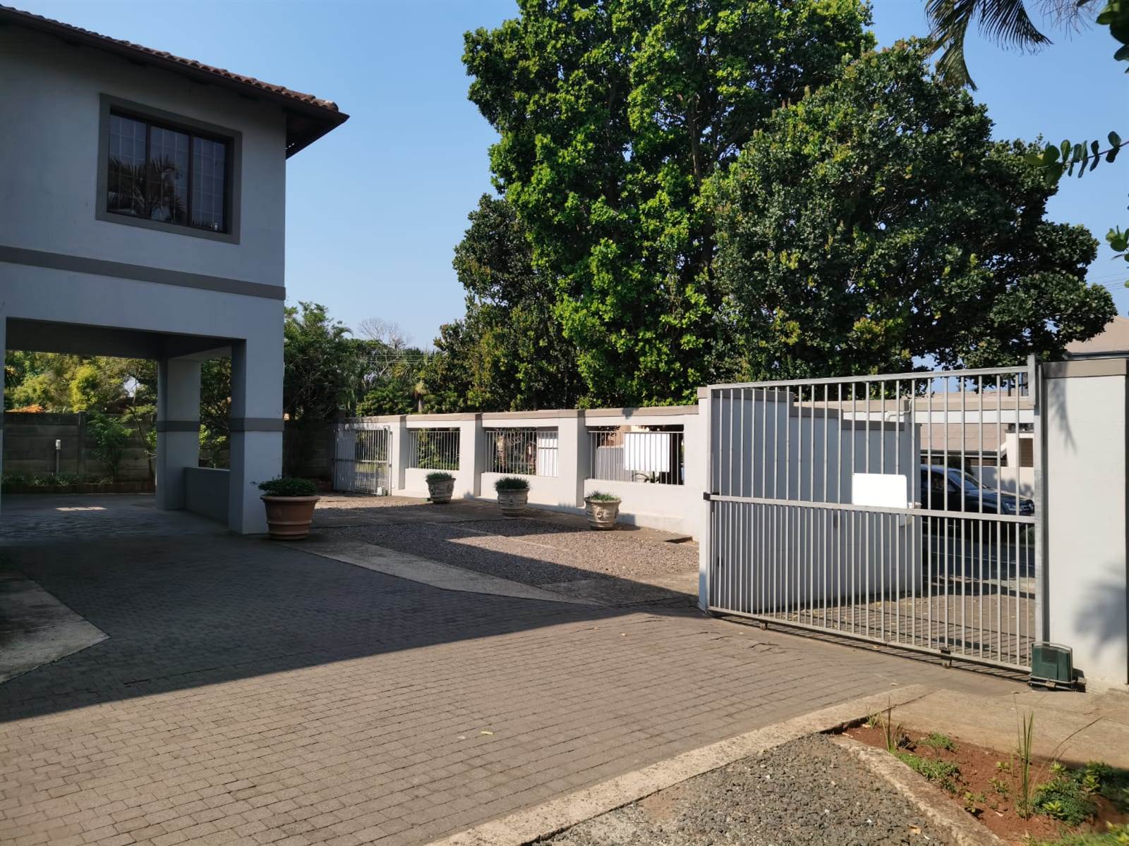 600  m² Commercial space in Durban North photo number 2