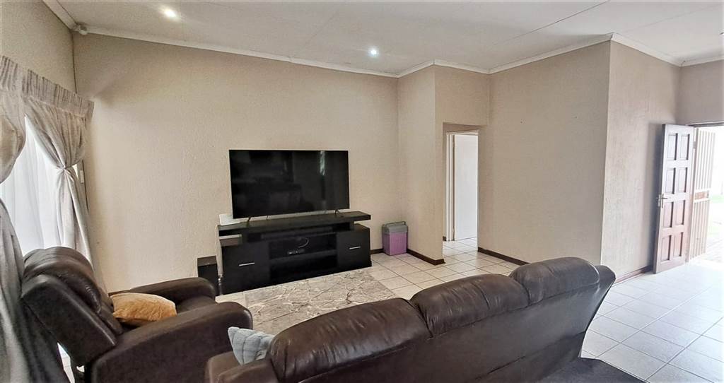 3 Bed House in Nelspruit Central photo number 6