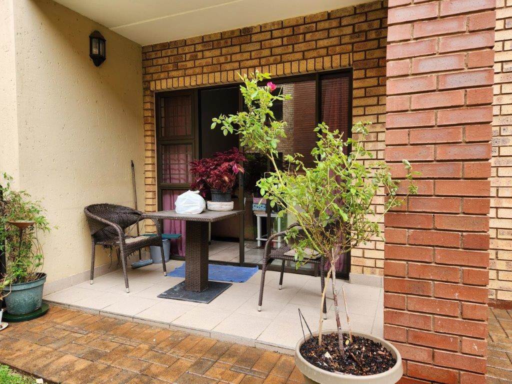 2 Bed Apartment in Olivedale photo number 3