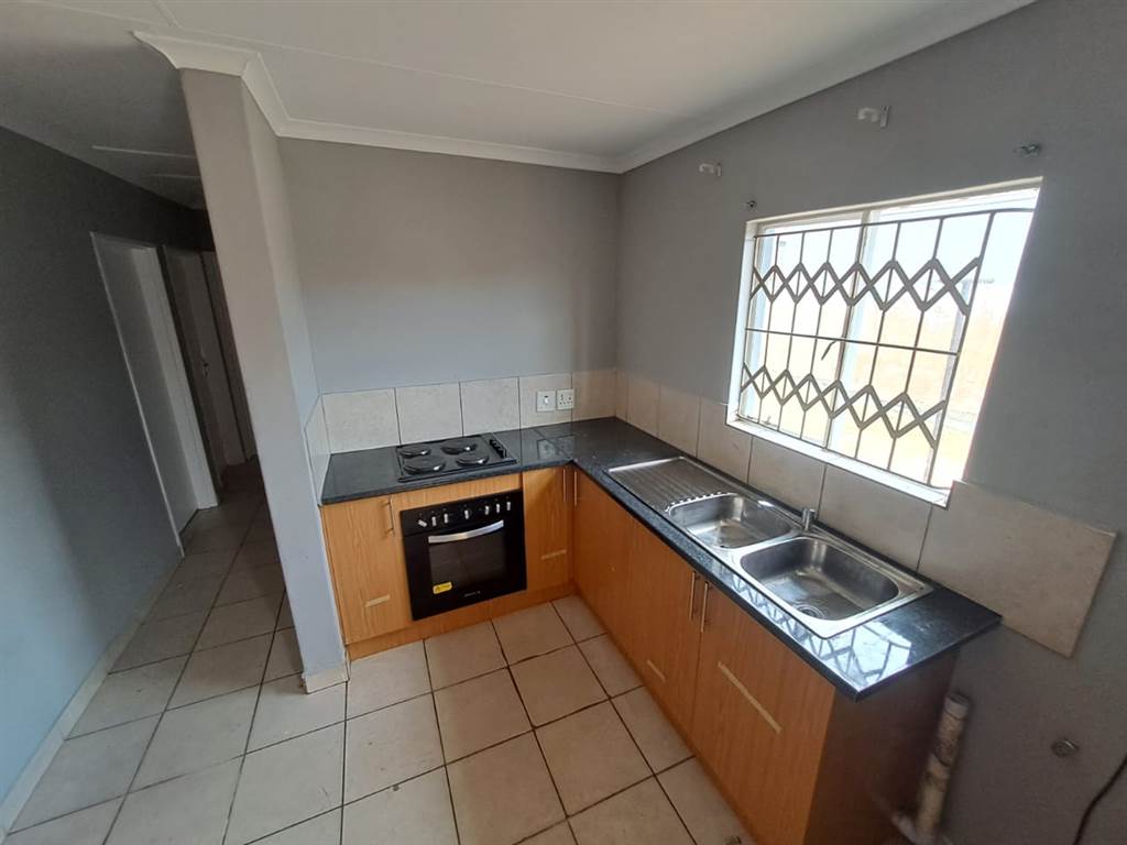 3 Bed House in Olievenhoutbos photo number 2